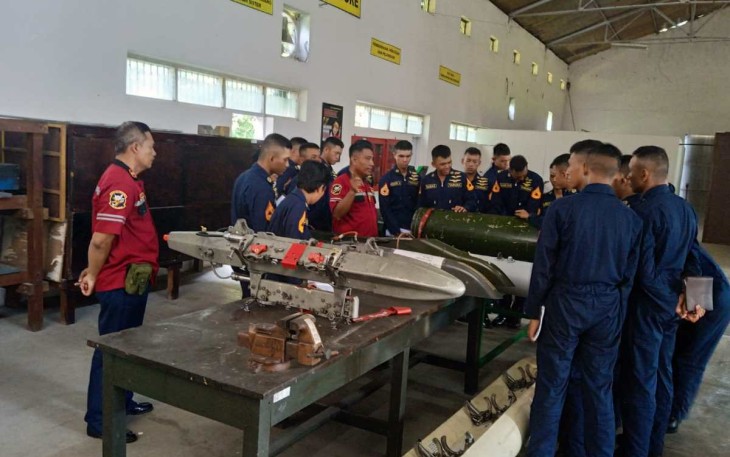 Taruna AAU saat pengenal senjata di Sathar 61 Lanud Iswahjudi, Magetan, Rabu (24/4)
