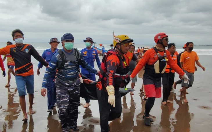 Evakuasi korban tenggelam di pantai Pangandaran Kabupaten Ciamis