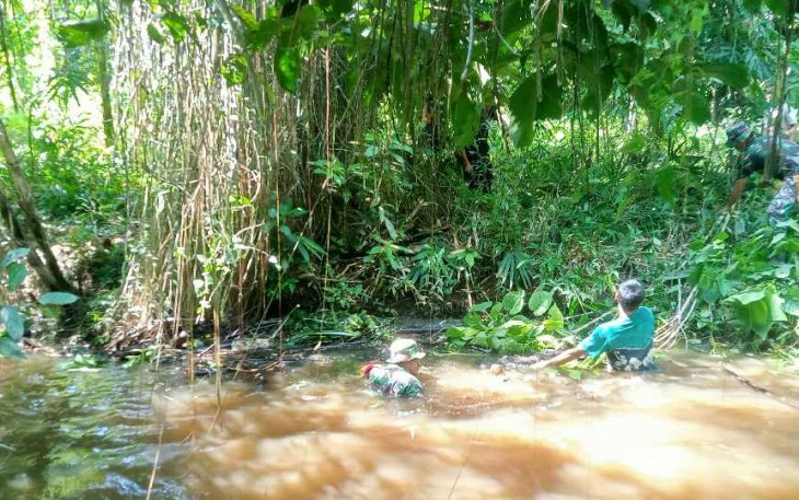 Bersihkan sampah di sungai wilayah desa binaan 