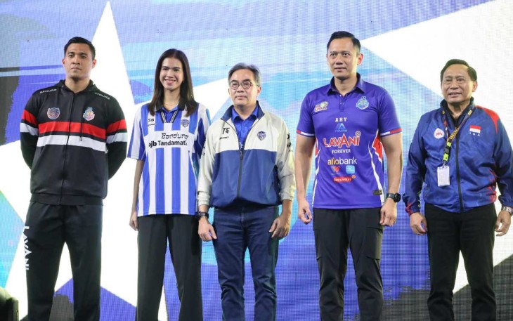 Menteri ATR/BPN Agus Harimurti Yudhoyono foto bersama penyerahan piala bergilir Proliga 2024 di Yogyakarta 