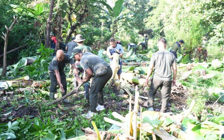 Kerja bakti bersihkan lingkungan 