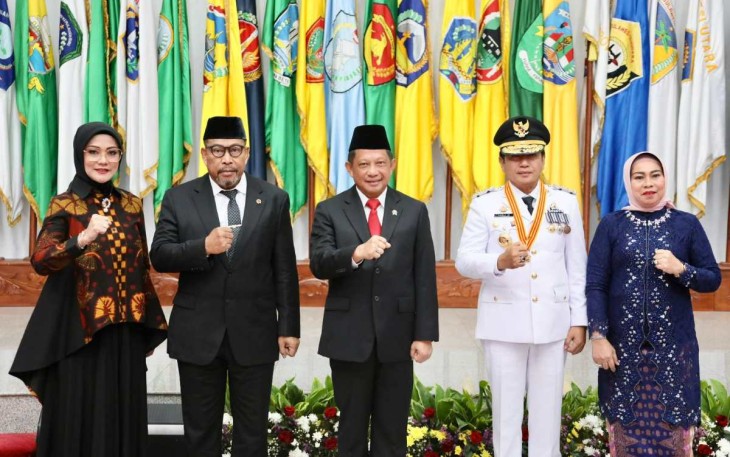 Mendagri Tito Karnavian foto bersama usai melantik Pj Gubernur Maluku Sadali le di Jakarta, Jum'at (26/4)