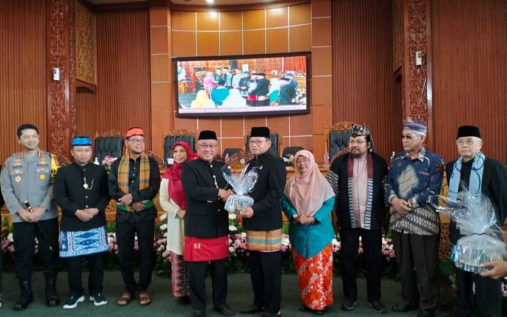 Wali Kota Depok Dr KH Mohammad Idris memberikan bingkisan HUT Kota Depok ke-25, Jum'at (26/4)