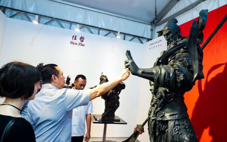 Bambang Soesatyo mengunjungi Art Jakarta Gardens 2024 di Hutan Kota Plataran, Jakarta,