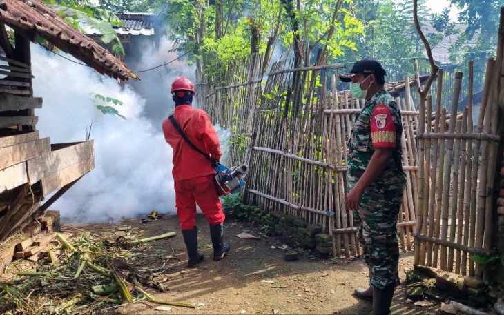Fogging di wilayah desa binaan 
