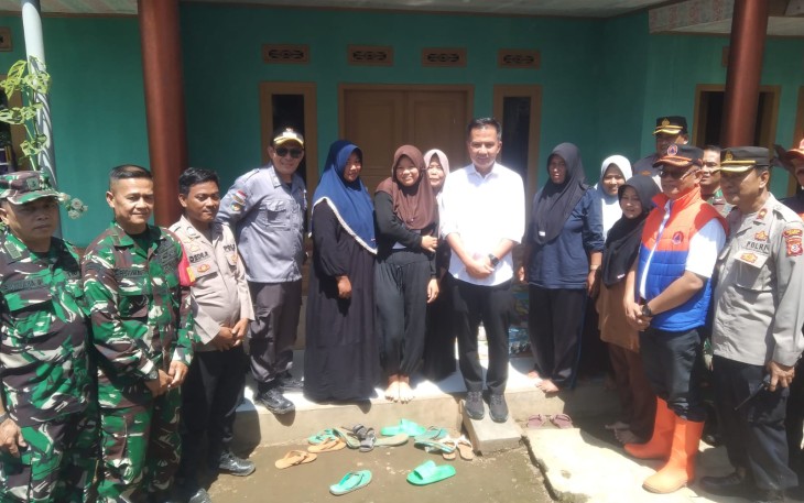Pj Gubernur Jabar Bey Mahmudin (baju putih) bersama warga terdampak gempa