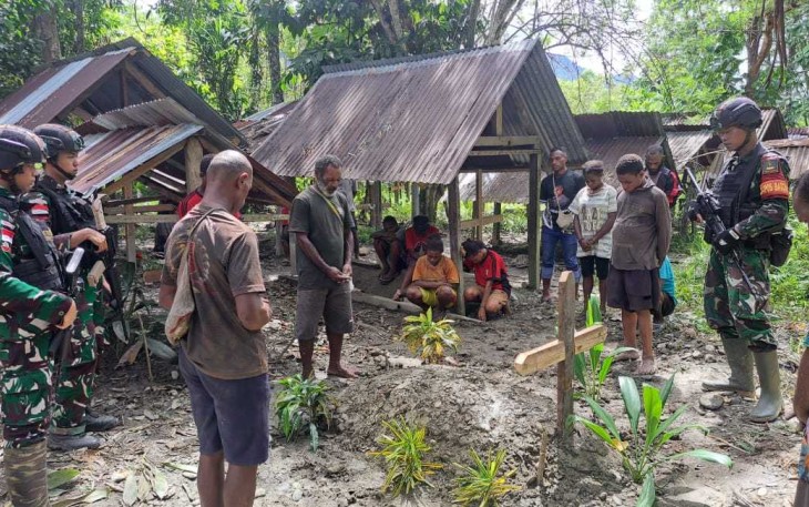 Prosesi pemakaman anak warga perbatasan 