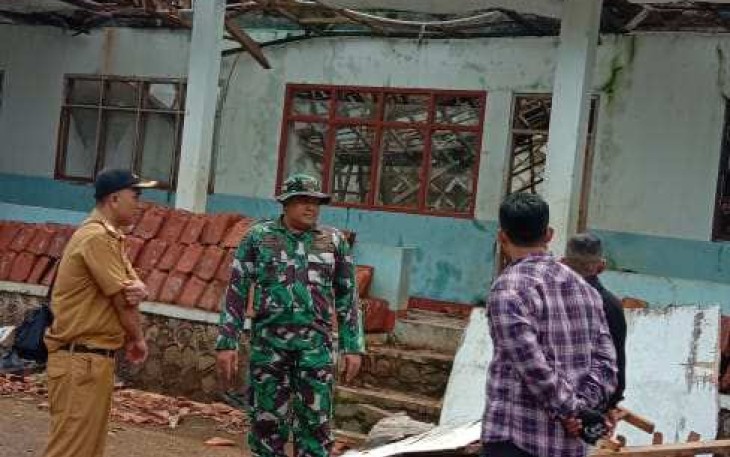 Dandim 0611/Garut Letkol Czi Dhanisworo saat meninjau lokasi gempa, Senin (29/4)