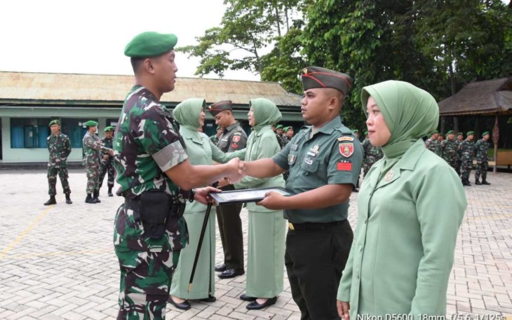 Dandim 1002/HST Letkol Inf Fery Perbawa saat korps raport pindah satuan anggotanya, Senin (29/4)