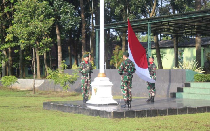 Upacara bendera prajurit Menarmed 2 Kostrad 