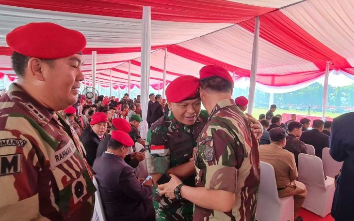 Danrem 121/Abw Brigjen TNI Luqman Arief saat menyalami Panglima TNI di Mako Kopassus Cijantung Jakarta 