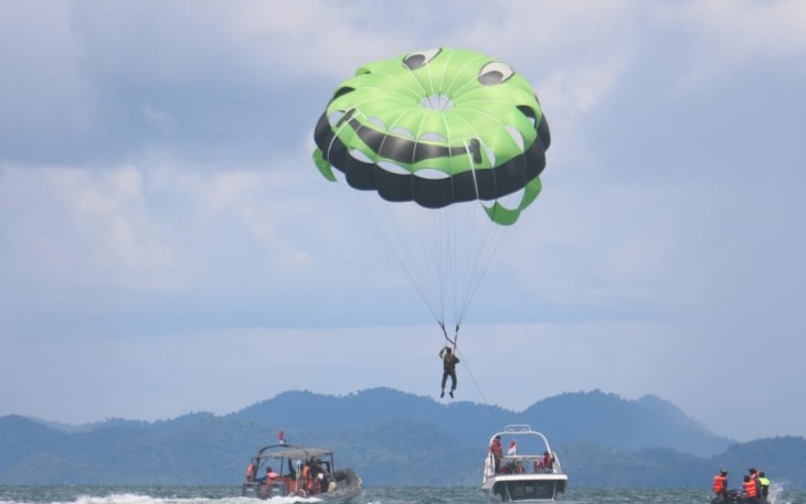 Latihan Parasailing Koopsud I di Kepri Koral Batam, Rabu (1/5)