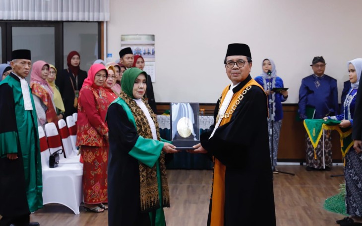 Ketua Mahkamah Agung Prof Dr H M Syarifuddin saat memberikan cenderamata 
