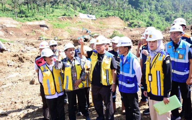 Menteri PUPR Basuki Hadimuljono saat meninjau bendungan Meninting, NTB