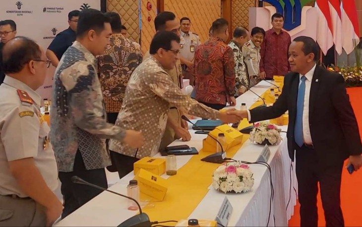 Kepala BPKM Bahlil Lahadalia (jas hitam)