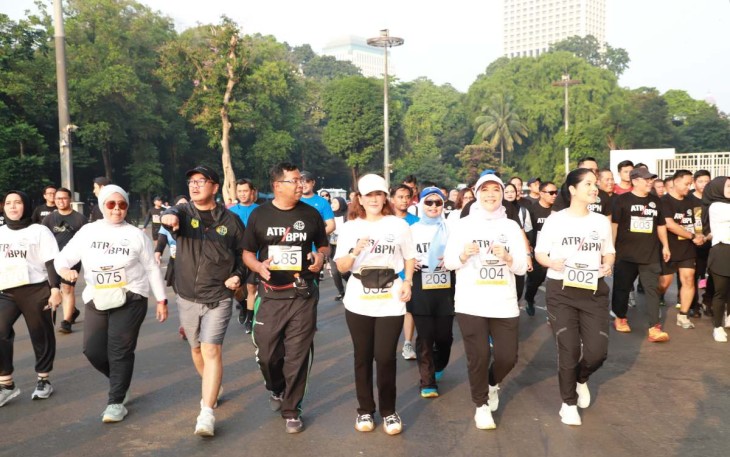 Menteri ATR/BPN Agus Harimurti Yudhoyono berolahraga bersama jajaran di GBK Jakarta, Jum'at (3/5)