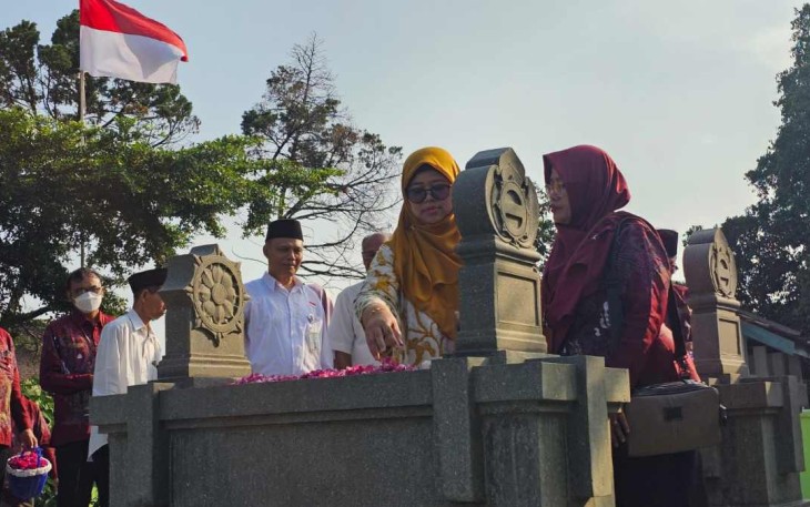 Ziarah dan tabur bunga di makam Ki Hadjar Dewantara 