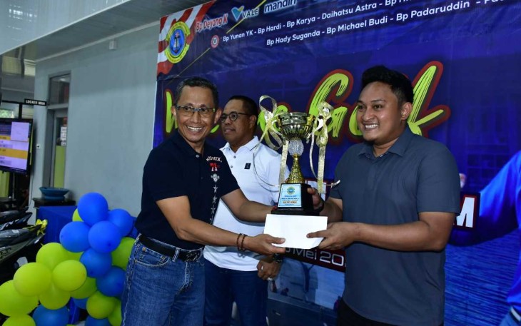 Danlantamal VI Makassar Brigjen TNI (Mar) Andi Rahmat M saat menyerahkan hadiah juara