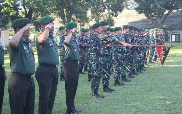 Upacara bendera prajurit Menarmed 2 Kostrad 