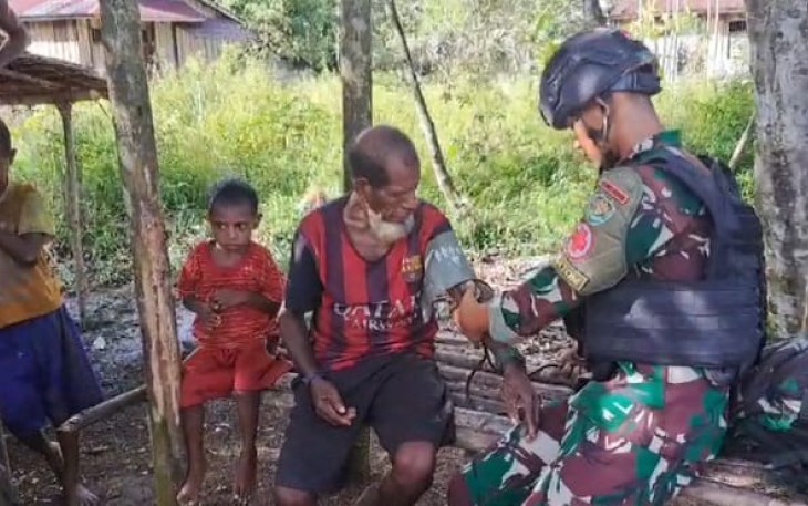 Pemeriksaan kesehatan warga pegunungan bintang 