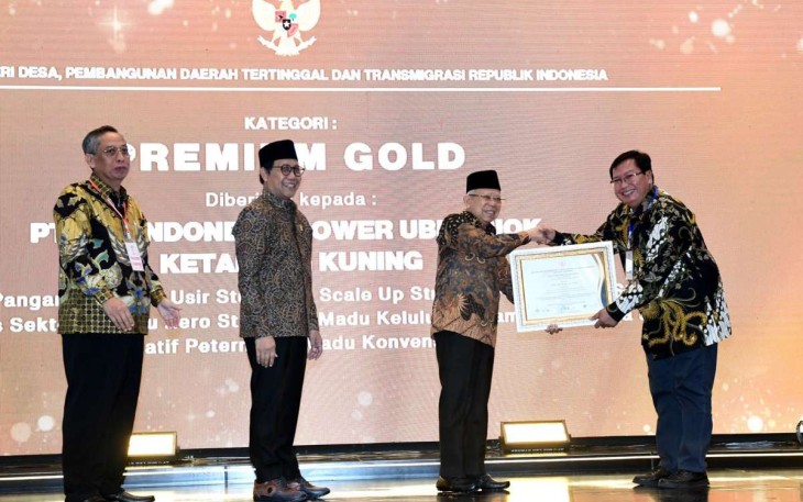 Wapres RI KH Ma'ruf Amin saat menyerahkan piagam penghargaan 