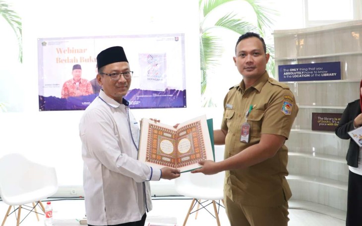Plh Puspen Kemendagri Aang Witarsa Rofik menerima buku Moderasi Beragama di Jakarta 