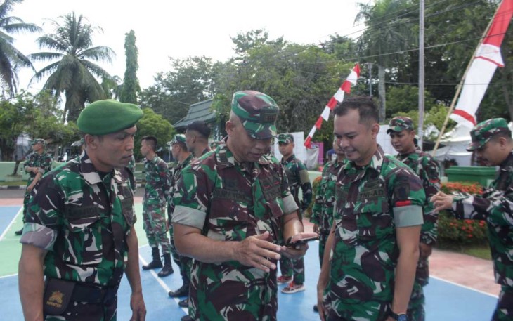Kasdim 1001/HSU-BLG Kapten Inf Andi Tiro saat pengecekan HP prajuritnya 