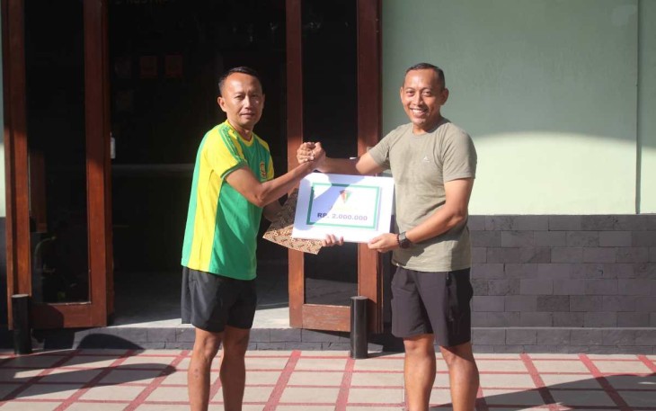Danmenarmed 2 Kostrad Letkol Arm Siswo Budiarto (kanan-red) saat memberikan apresiasi prajuritnya yang berprestasi, Selasa (7/5)