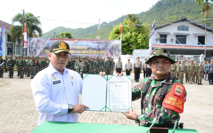 Pj Sekda Tapteng Dr Erwin H Harahap bersama Dansatgas TMMD ke 120 Kodim 0211/TT, Rabu (8/5)