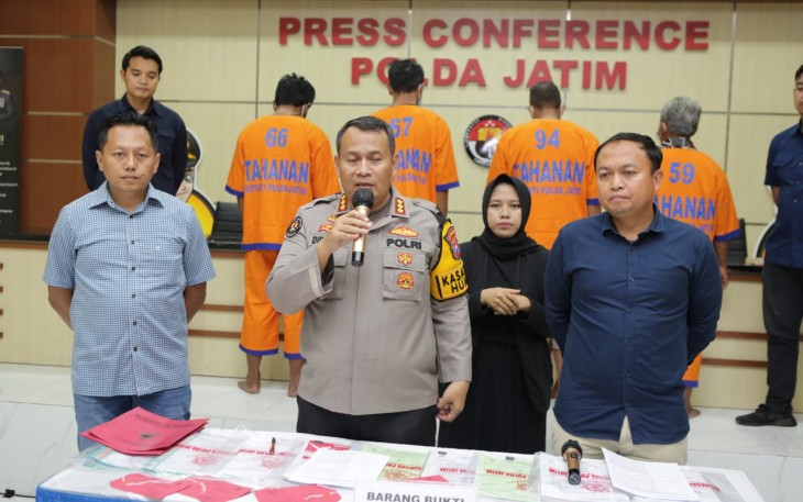 Kabid Humas Polda Jatim Kombes Dirmanto saat memberikan keterangan pers 