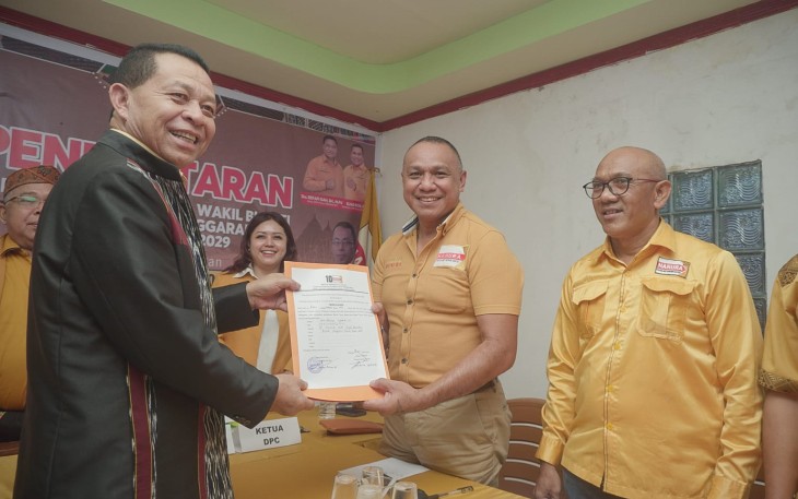 Wakil Bupati Manggarai Herybertus Ngabur SH Saat Menyerahkan Berkas Pendaftaran ke Partai Hanura