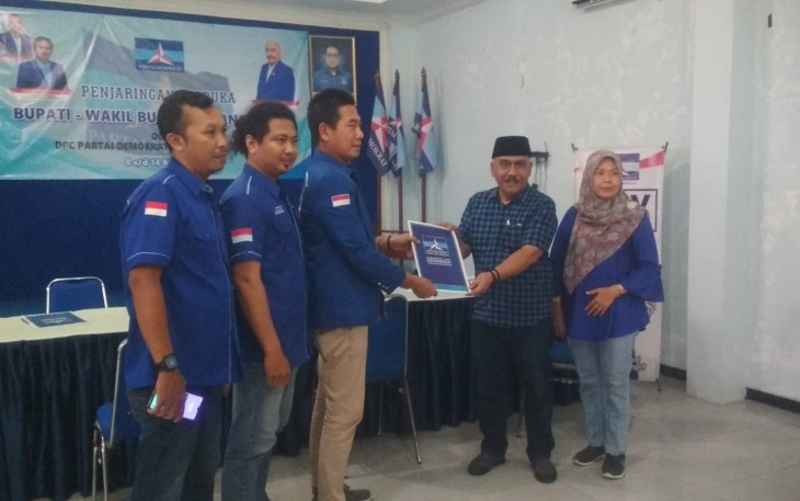 Ketua Satgas Tim Penjaringan Calon Bupati - Wakil Bupati Karanganyar DPC Demokrat Karanganyar Leo Edi Kusumo menyerahkan formulir berkas pendaftaran kepada Tri Haryadi, di kantor DPC Demokrat Karanganyar, Rabu (8/5/2024)