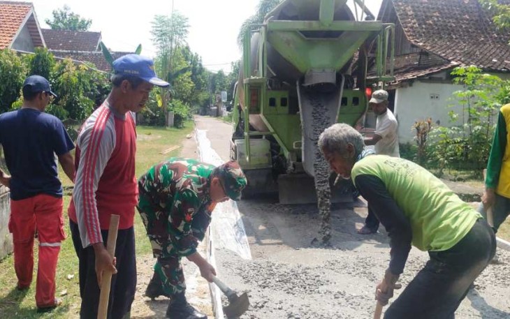 Pengecoran jalan desa wilayah binaan 