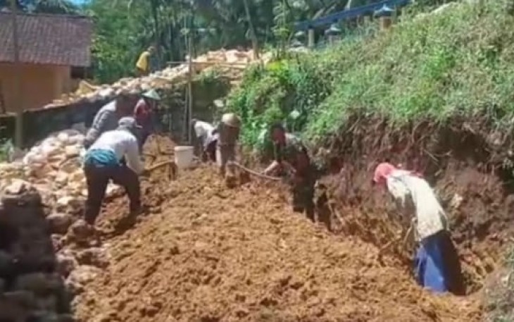 Bangun talud bersama warga binaan