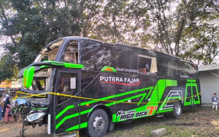 Bus Trans Putera Fajar lakalantas membawa pelajar SMK Lingga Kencana Kota Depok di Ciater