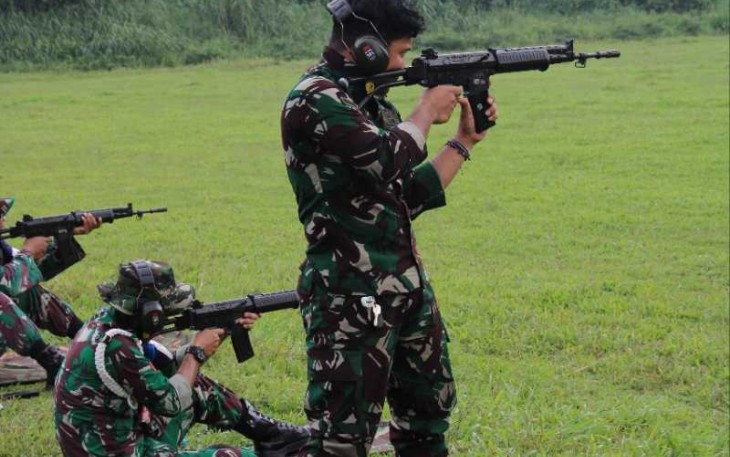 Latihan menembak prajurit Koopsud I