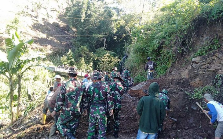 Karya bakti bersihkan material longsor di kampung Parring-parring