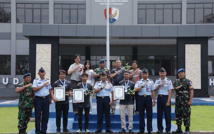Danlanud Husein Sastranegara Kolonel Pnb Alfian foto bersama atlet binaan peraih medali Kejuaraan Drone Race Championship Kasal Cup 2024