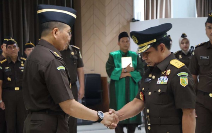 JAM-Pidmil Mayjen TNI Dr Wahyoedho Indrajit memberikan ucapan selamat Laksma TNI Effendy Maruapey, Senin (13/5)