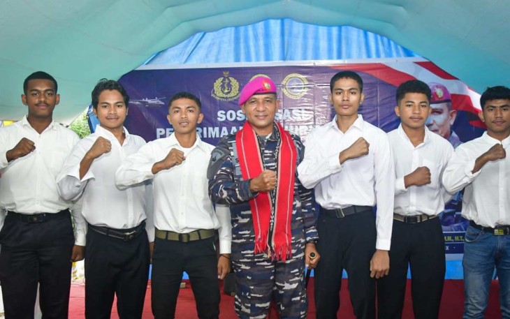 Danlantamal IX Ambon Brigjen TNI (Mar) Said Latuconsina saat foto bersama 