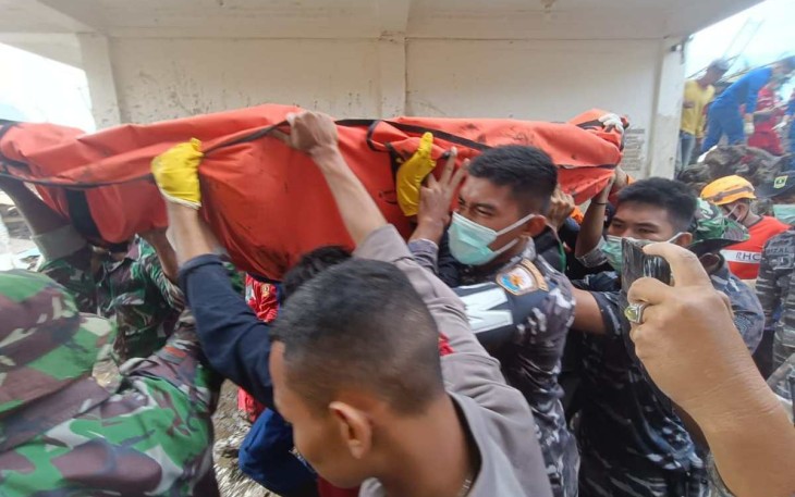 Prajurit TNI AL saat mengevakuasi jenazah korban banjir lahar dingin