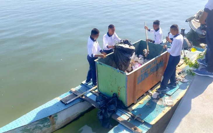 Prajurit TNI AL bersihkan sampah di pantai Losari 