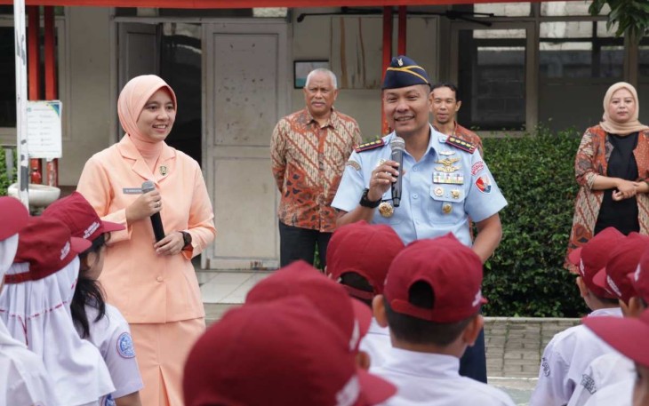 Danlanud Husein Sastranegara Kolonel Pnb Alfian saat mengunjungi SD Angkasa