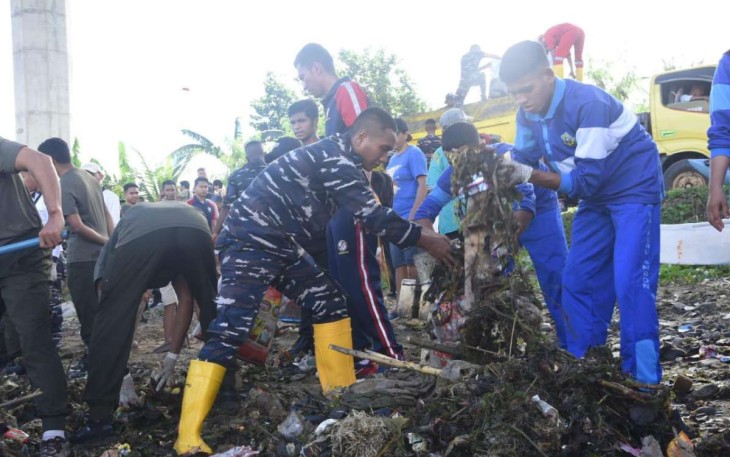 Pembersihan sampah bersama masyarakat 