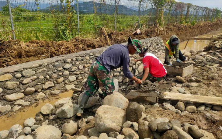 Pengerjaan saluran irigasi TMMD Kodim Palopo
