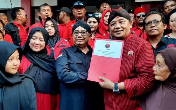 Guntur Wahono Kembalikan Formulir Pendaftaran Bakal Calon Bupati Blitar ke Kantor DPC PDIP Kabupaten Blitar