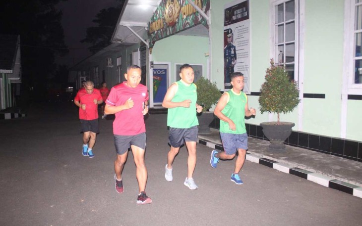 Danmenarmed 2 Kostrad Letkol Arm Siswo Budiarto (merah-red) lari pagi bersama prajuritnya 
