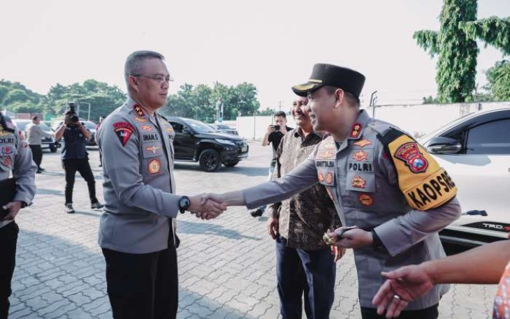 Kapolda Jatim Irjen Pol Imam Sugianto disambut Kapolres Gresik AKBP Aditya Panji Anom