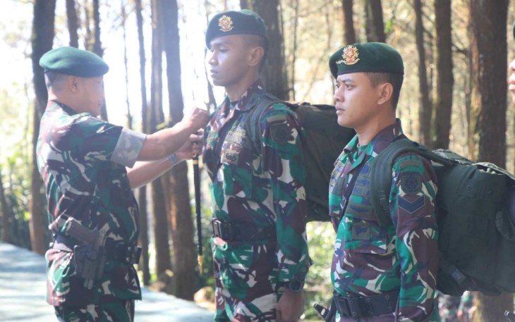 Pangdivif 2 Kostrad Mayjen TNI Anton Yuliantoro saat penyematan tradisi warga baru di Pasuruan