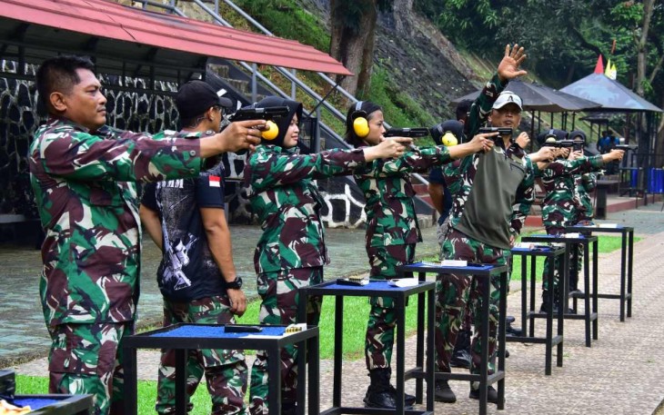 Latihan menembak prajurit Kolinlamil 